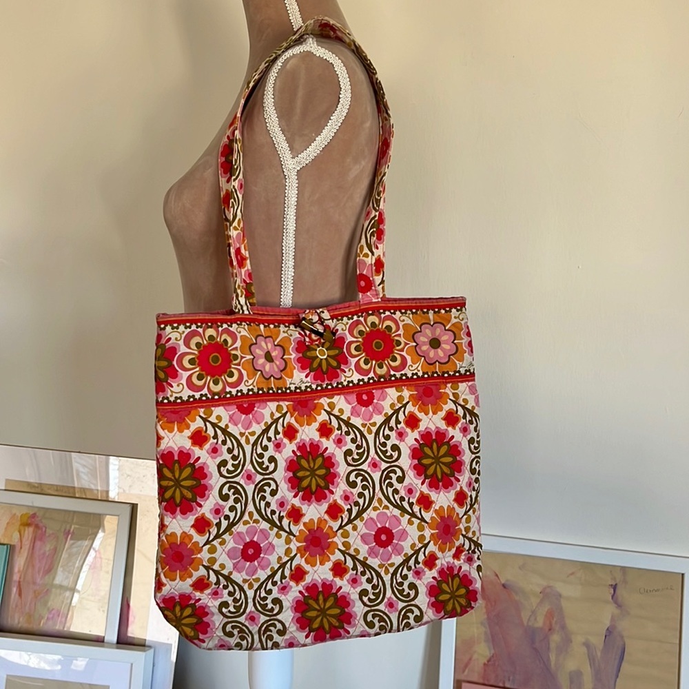 Vera Bradley floral tote, wear on the handles and corners. Pls see photos.